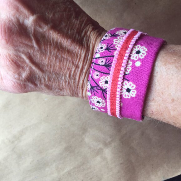 Artist made fabric cuff bracelet magenta pink - Picture 6 of 7